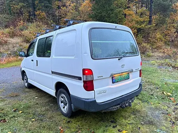 Toyota Hiace 2011 photo 3