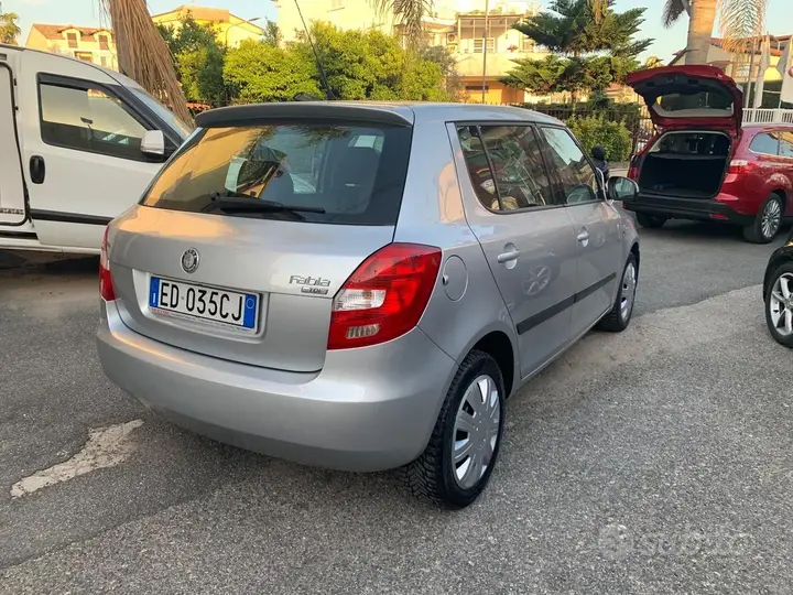Skoda Fabia 2011 photo 5