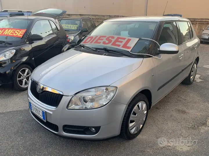 Skoda Fabia 2011 photo 2