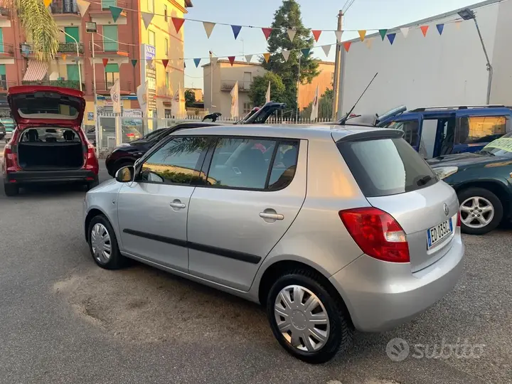 Skoda Fabia 2011 photo 3