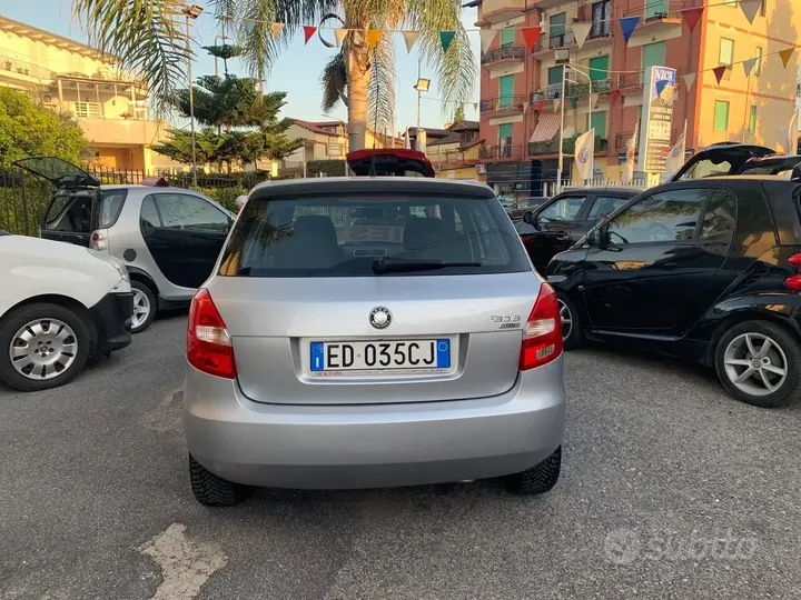 Skoda Fabia 2011 photo 4