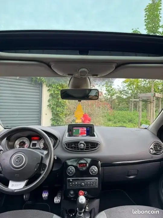 Renault Clio 2010 photo 2