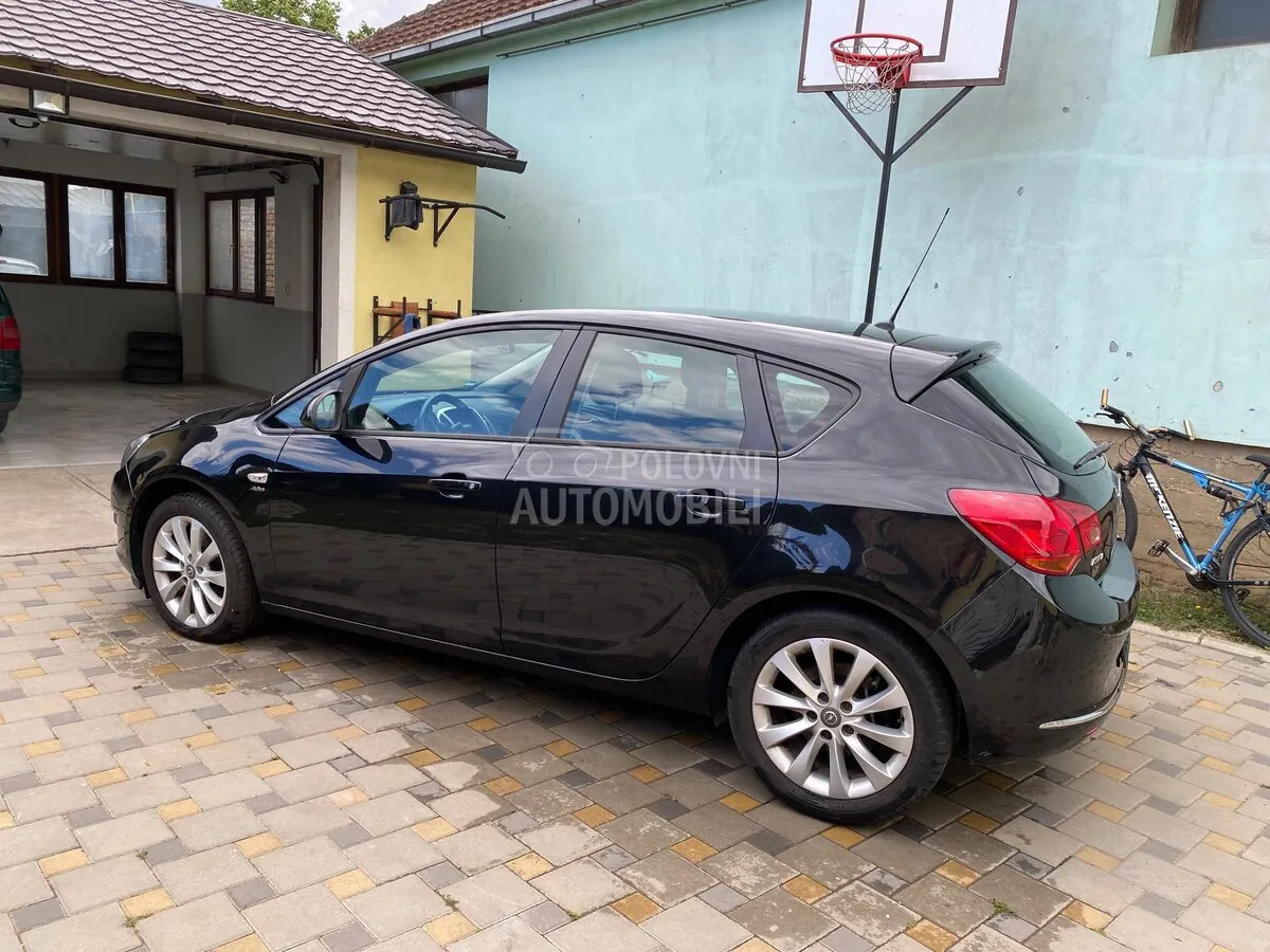 Opel Astra J 2013 photo 3