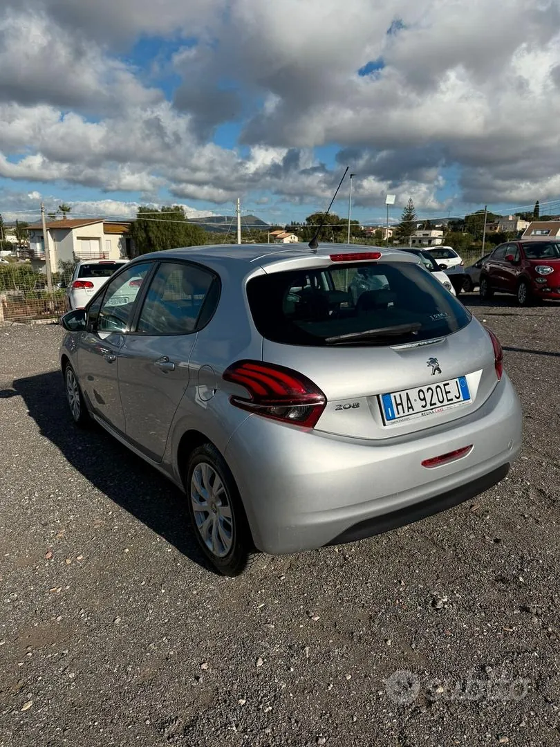Peugeot 208 2015 photo 3