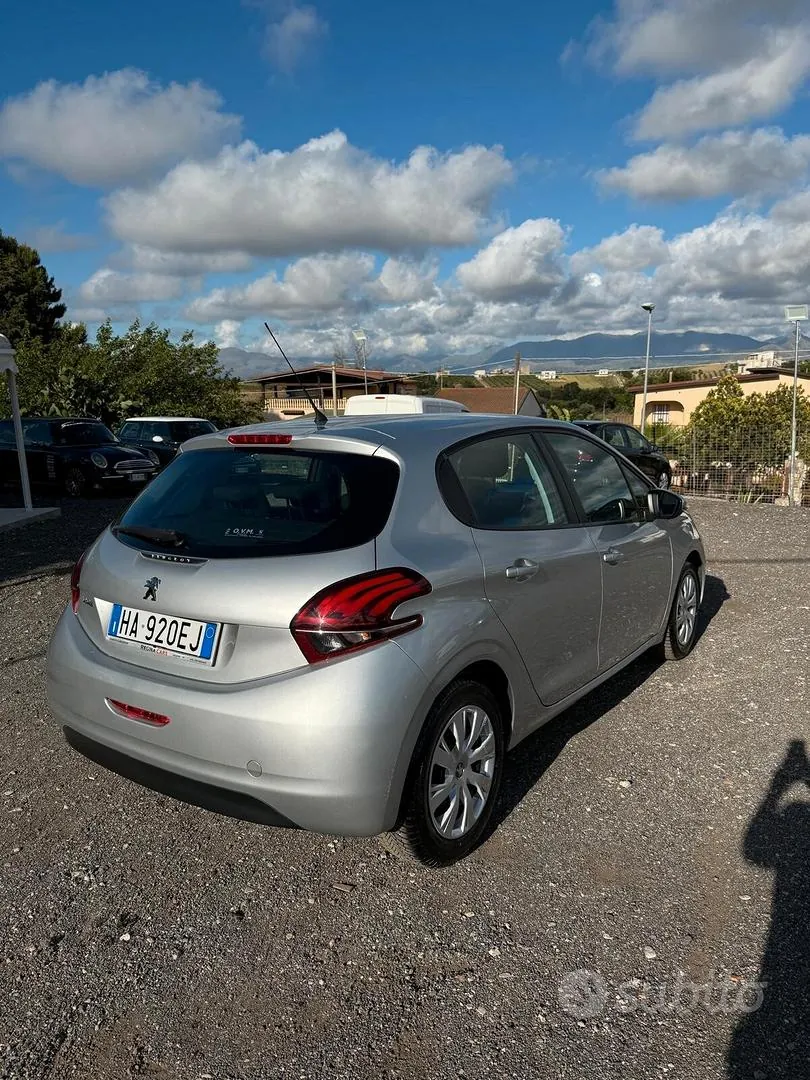 Peugeot 208 2015 photo 5