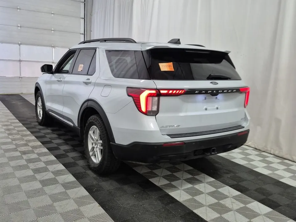 Ford Explorer 2025 photo 3