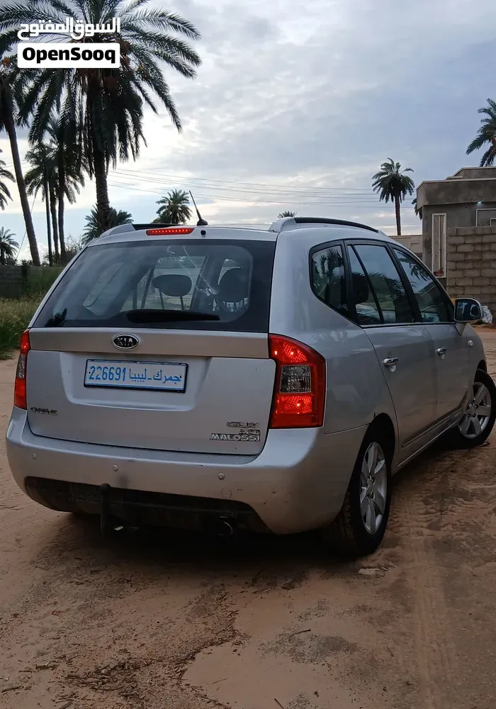 Kia Carens 2010 photo 2
