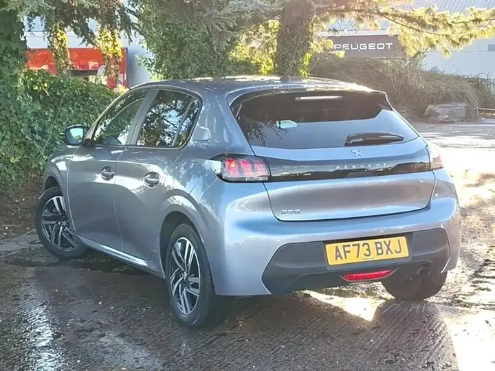 Peugeot 208 2023 photo 2