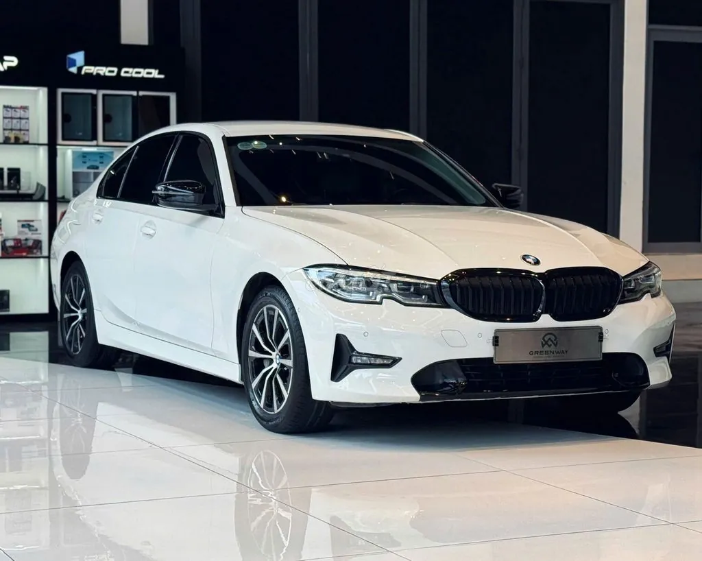 BMW 330I 2019 photo 2