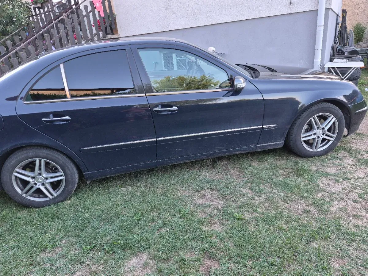Mercedes-Benz E-Class 2005 photo 2