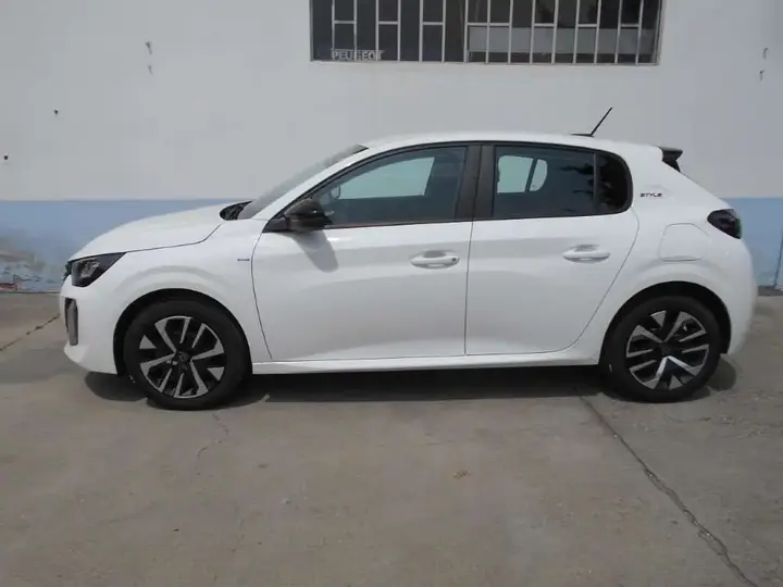 Peugeot 208 2025 photo 3