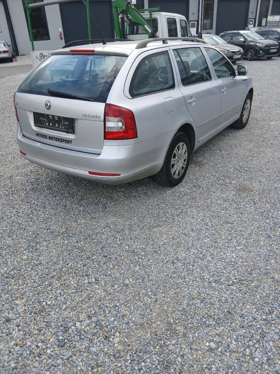 Skoda Octavia 2011 photo 3