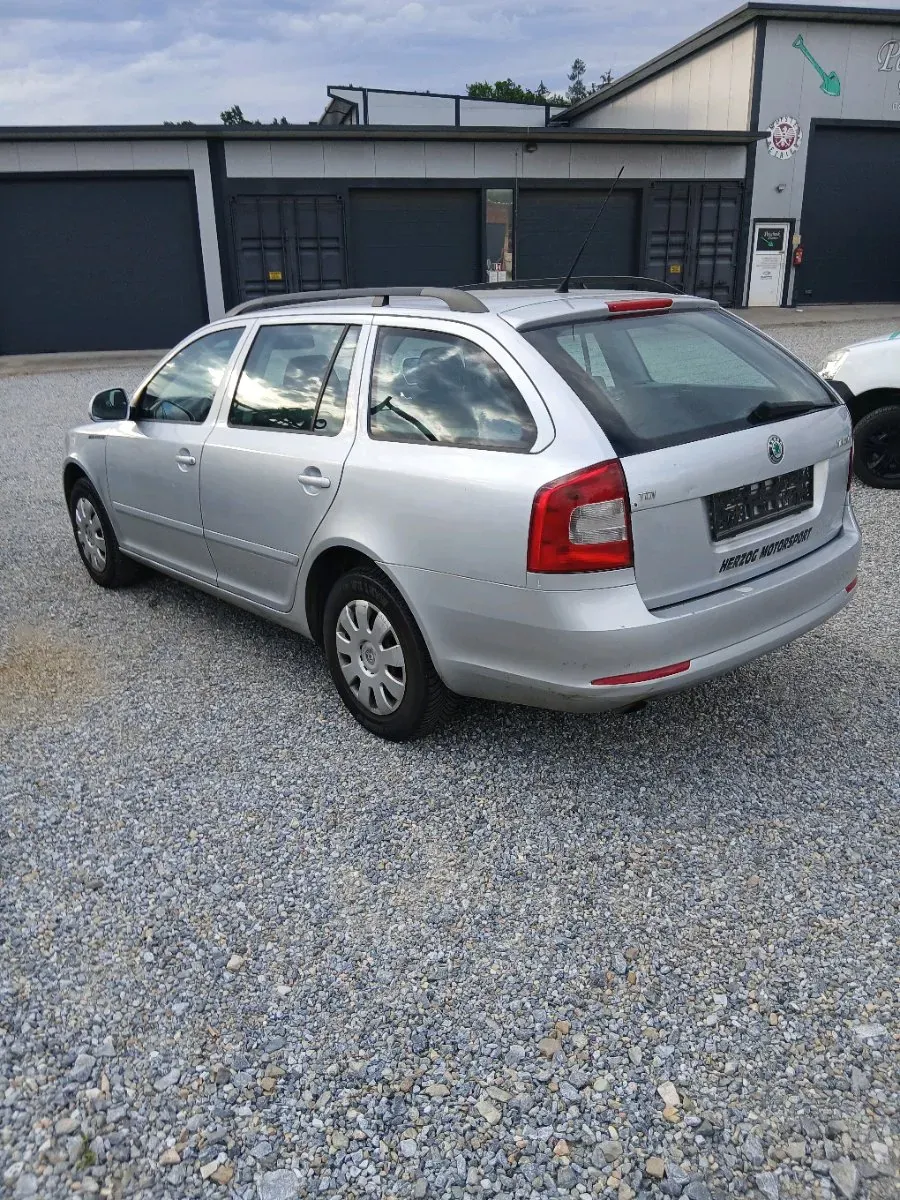 Skoda Octavia 2011 photo 2