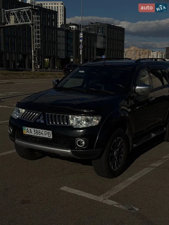 Mitsubishi Pajero Sport 2012 photo 2