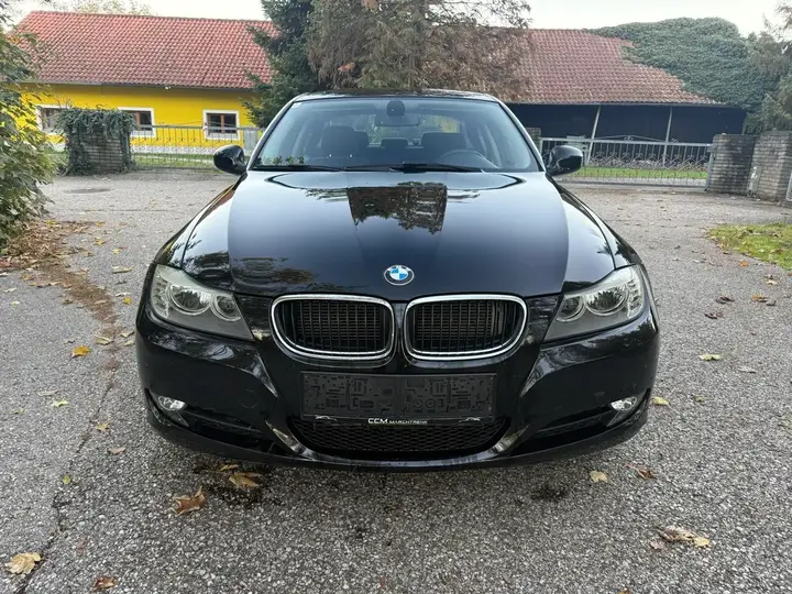 BMW 3 Series 2011 photo 3