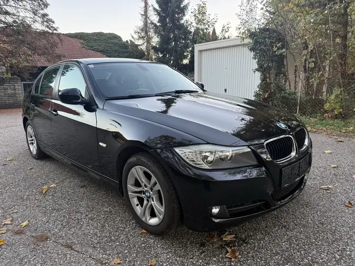 BMW 3 Series 2011 photo 2