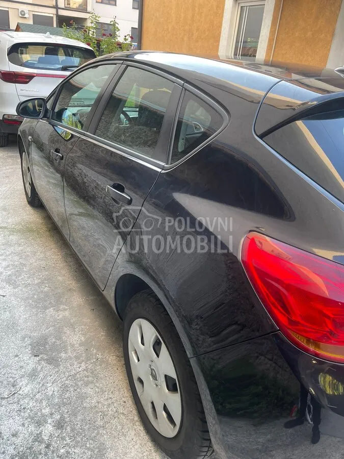 Opel Astra J 2011 photo 5