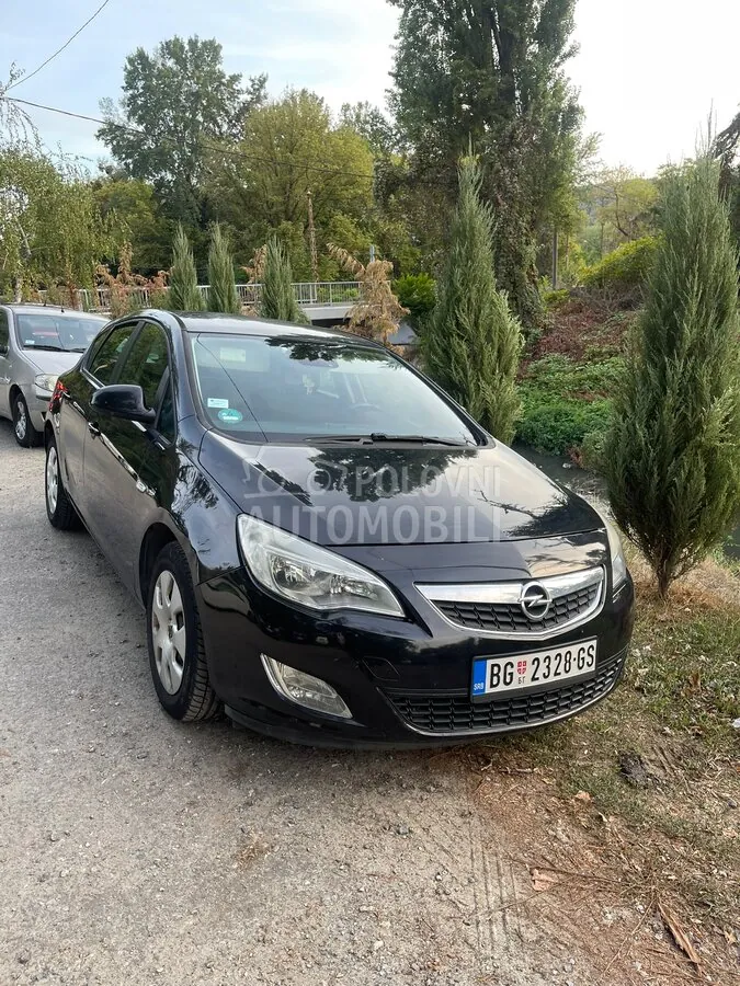 Opel Astra J 2011 photo 2