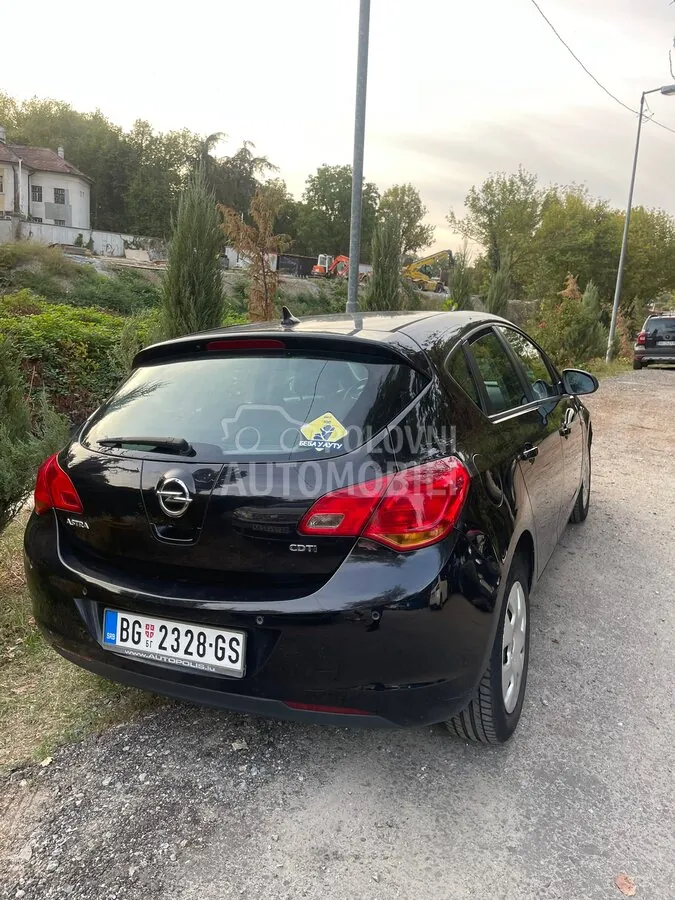 Opel Astra J 2011 photo 3
