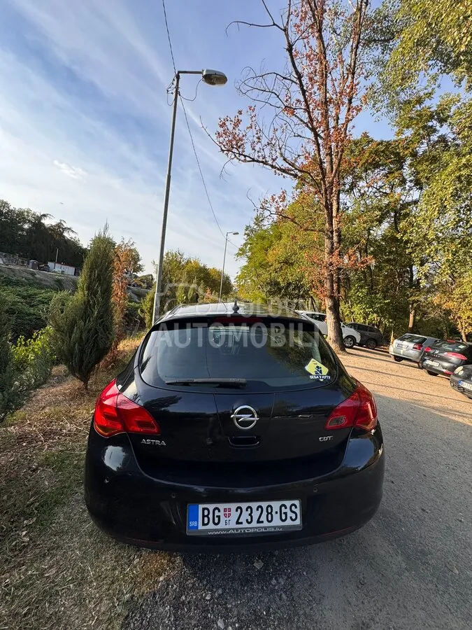 Opel Astra J 2011 photo 4