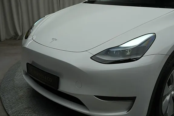 Tesla Model Y 2023 photo 2