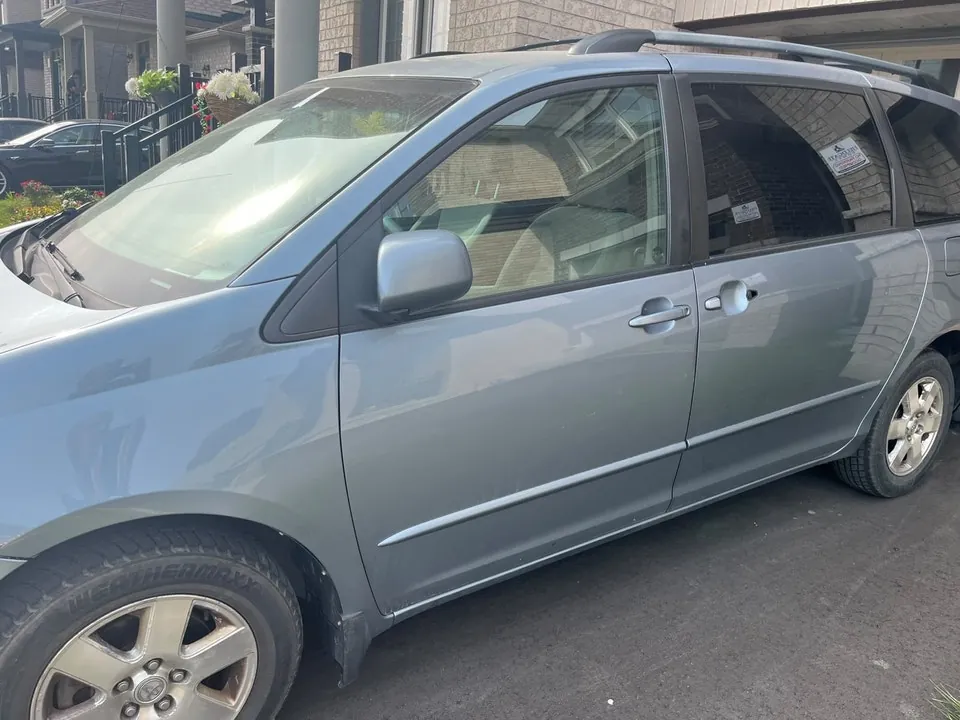 Toyota Sienna 2004 photo 2
