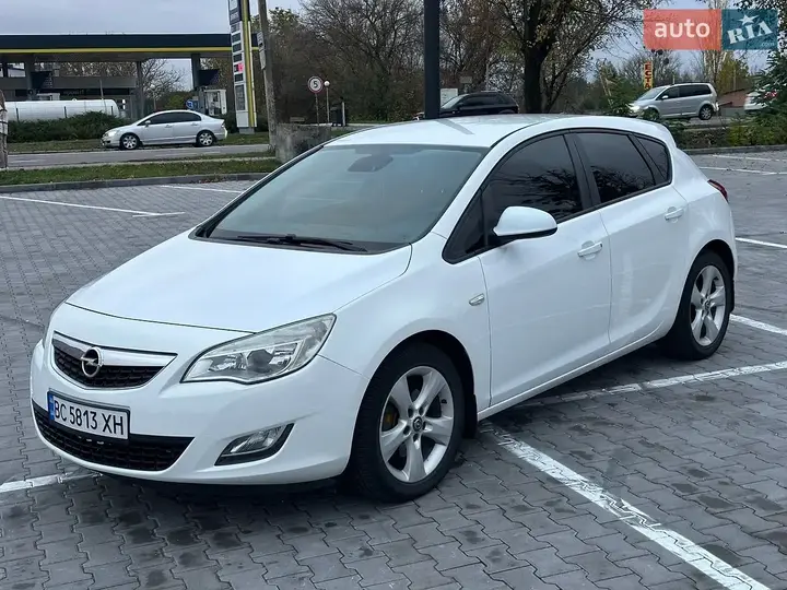 Opel Astra 2010 photo 2