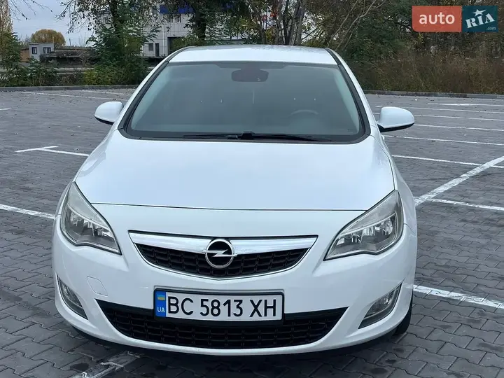 Opel Astra 2010 photo 3
