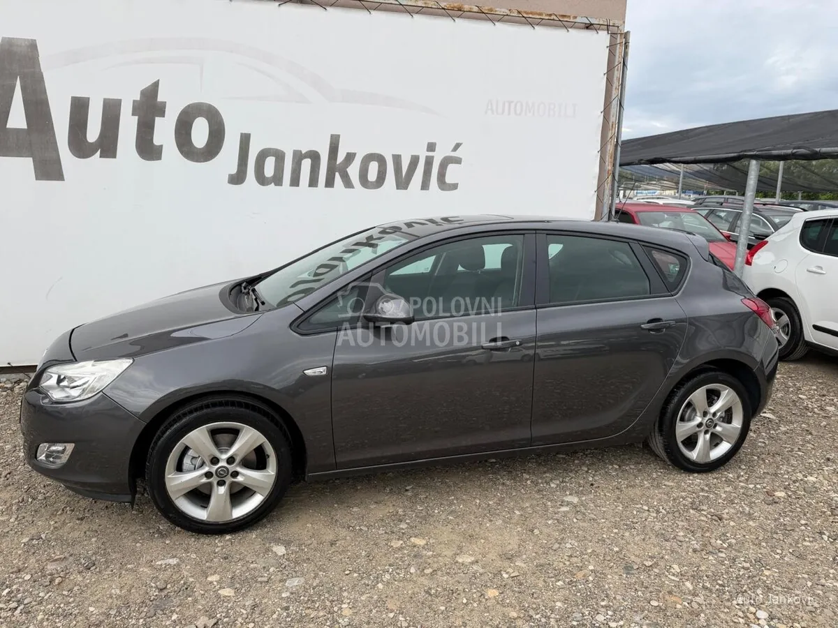 Opel Astra J 2010 photo 4