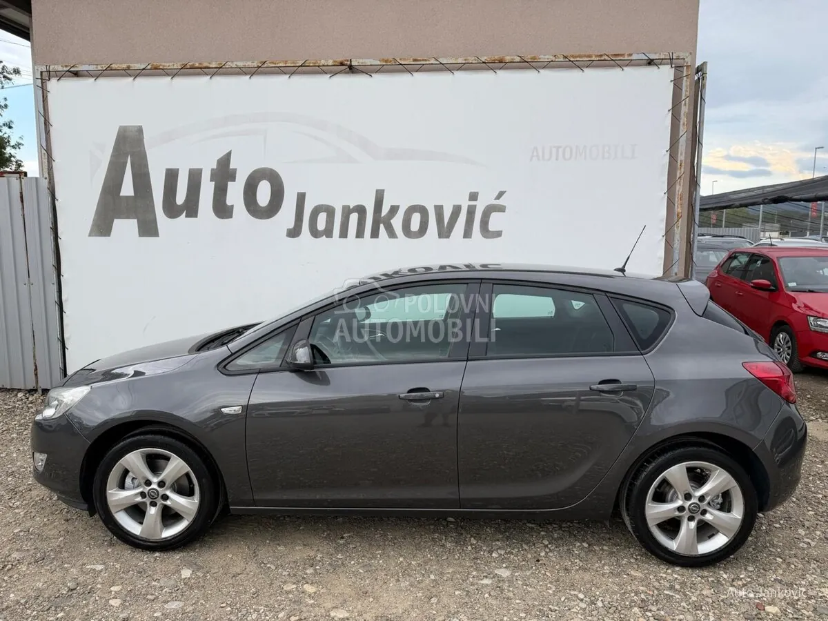 Opel Astra J 2010 photo 2