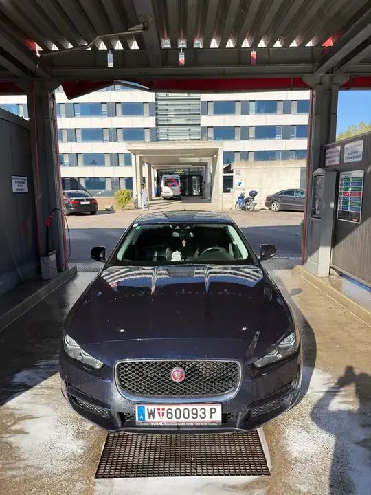 Jaguar Xe 2017 photo 3