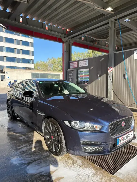 Jaguar Xe 2017 photo 2