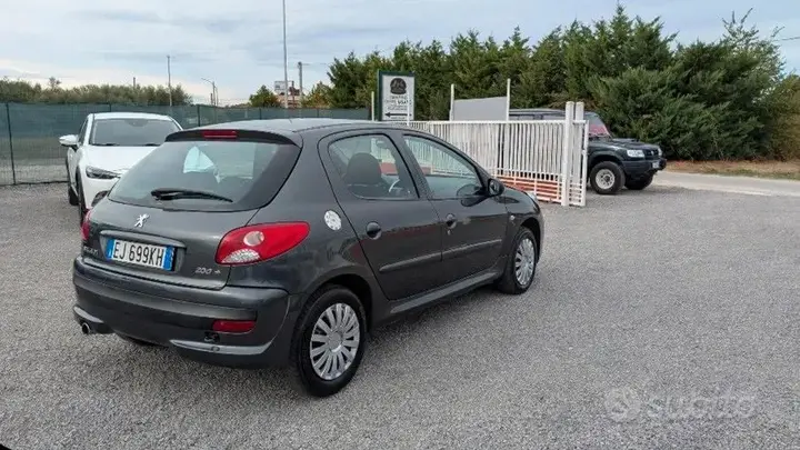 Peugeot 206 2011 photo 4