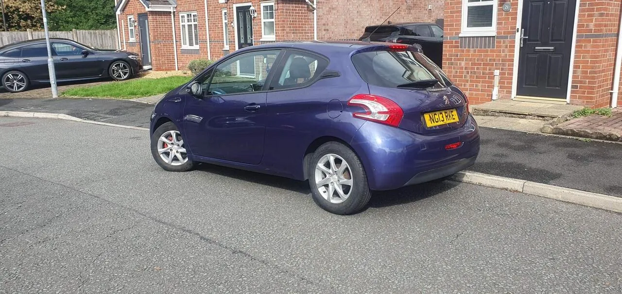 Peugeot 208 2013 photo 2