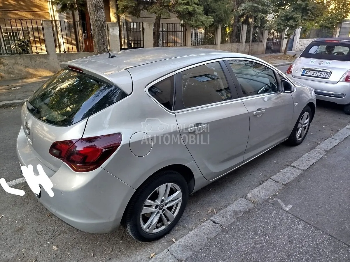 Opel Astra J 2010 photo 2