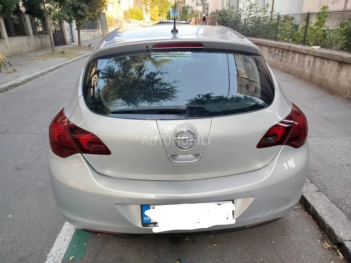 Opel Astra J 2010 photo 3