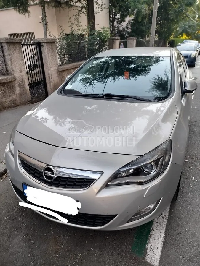 Opel Astra J 2010 photo 4