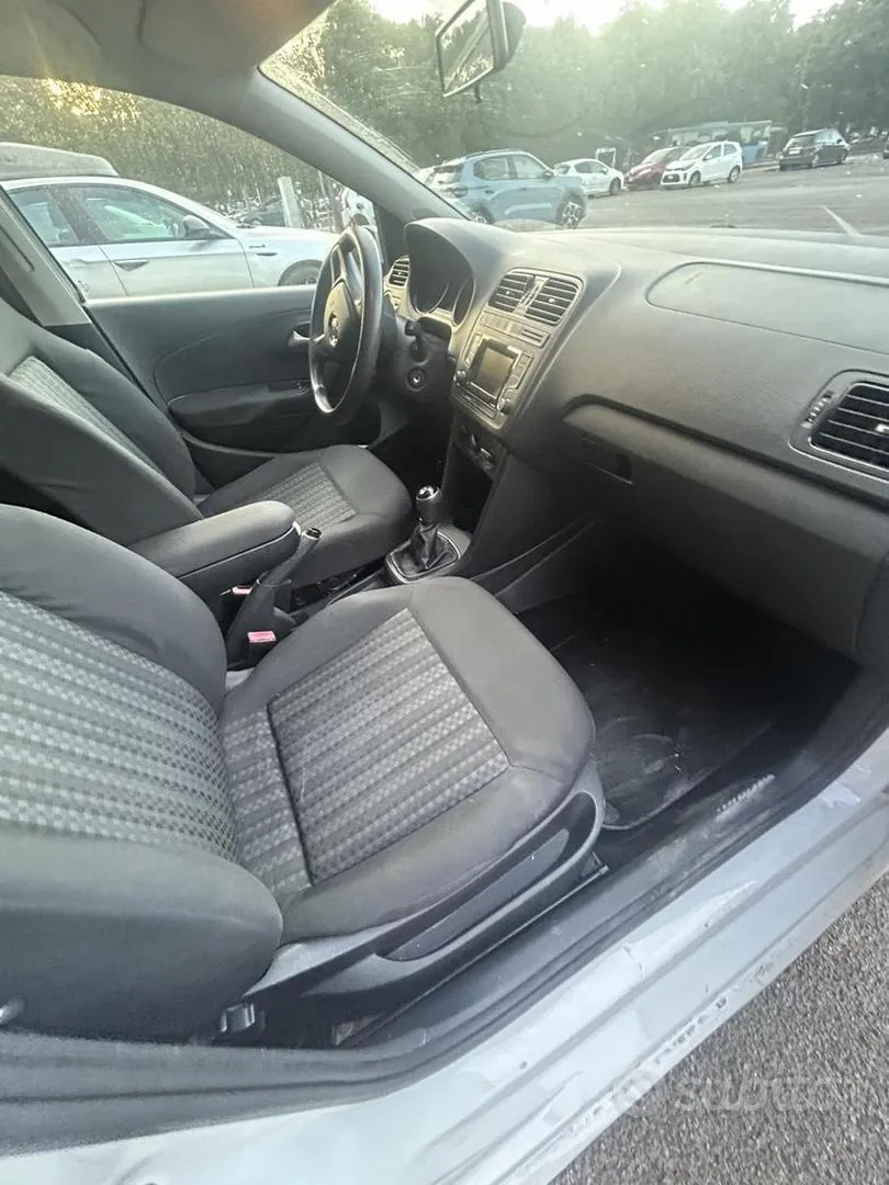 Volkswagen Polo 2015 photo 2