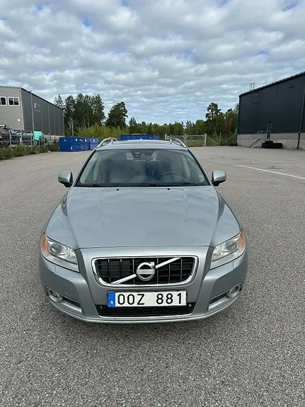 Volvo V70 2012 photo 2