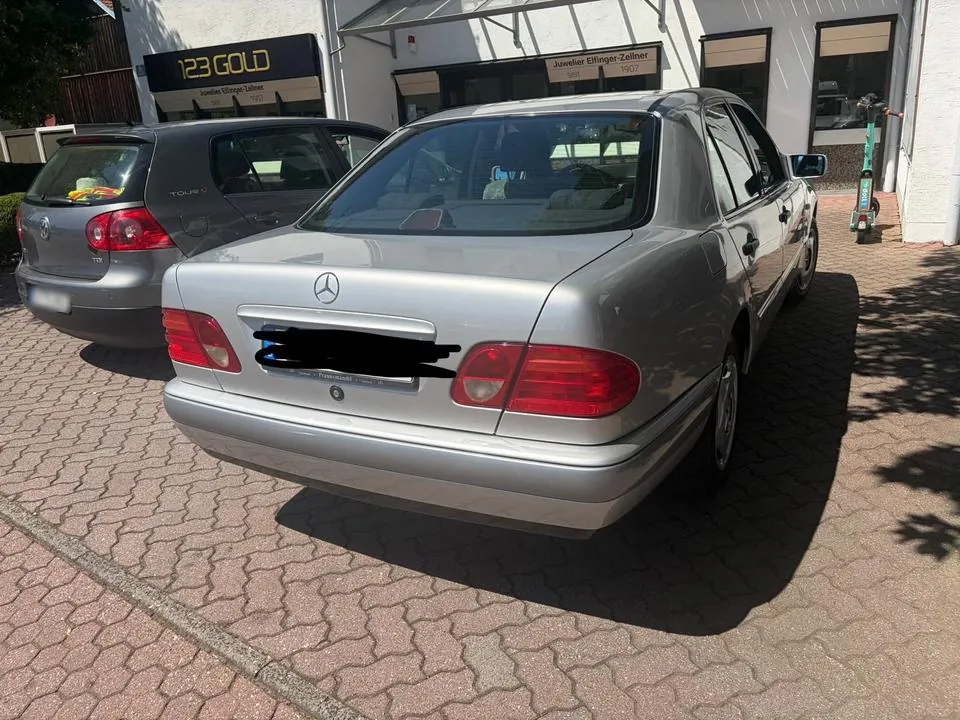 Mercedes-Benz E 200