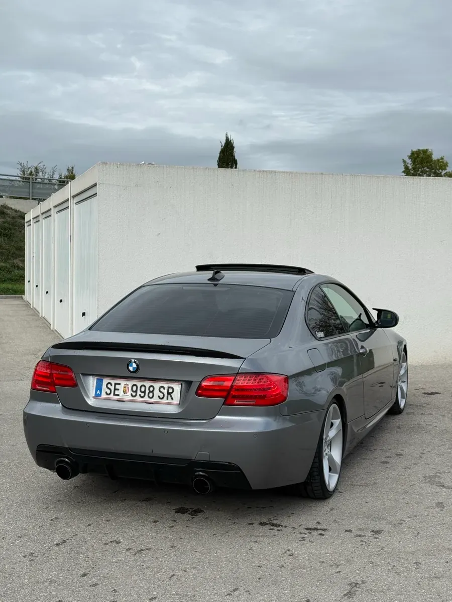 BMW 3 Series 2010 photo 3