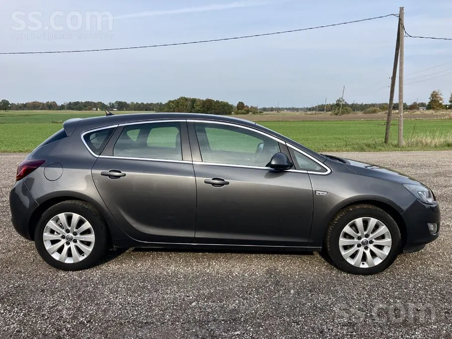 Opel Astra 2010 photo 2