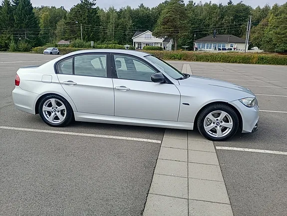BMW 318I 2009 photo 4