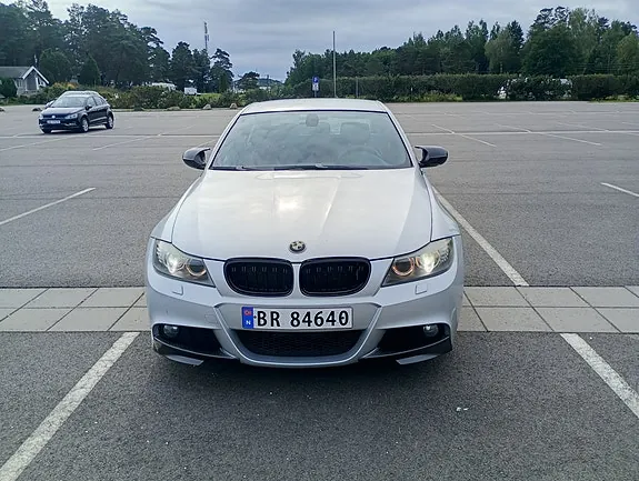 BMW 318I 2009 photo 2