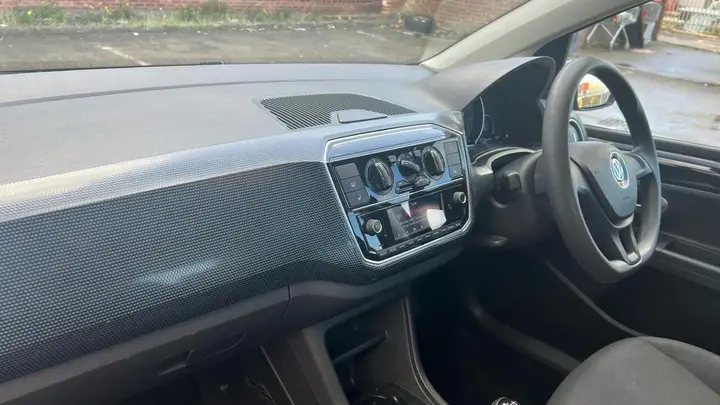 Volkswagen Up 2018 photo 2