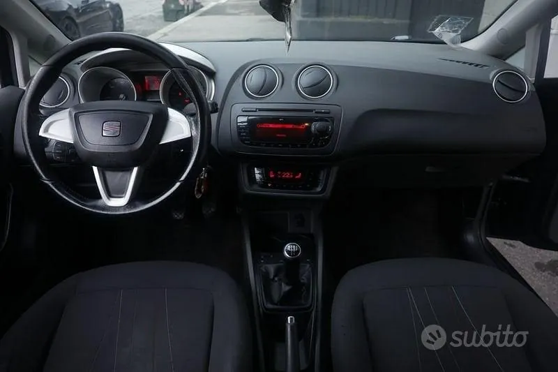 Seat Ibiza 2011 photo 2