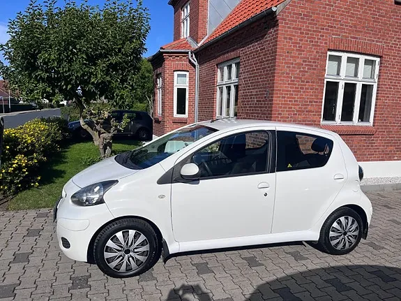 Toyota Aygo 2010 photo 2