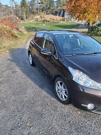 Peugeot 208 2012 photo 2