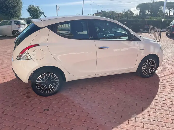 Lancia Ypsilon 2015 photo 2