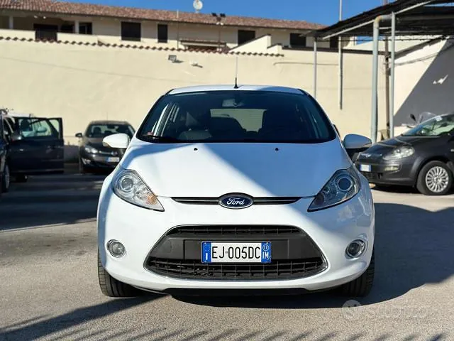 Ford Fiesta 2011 photo 2